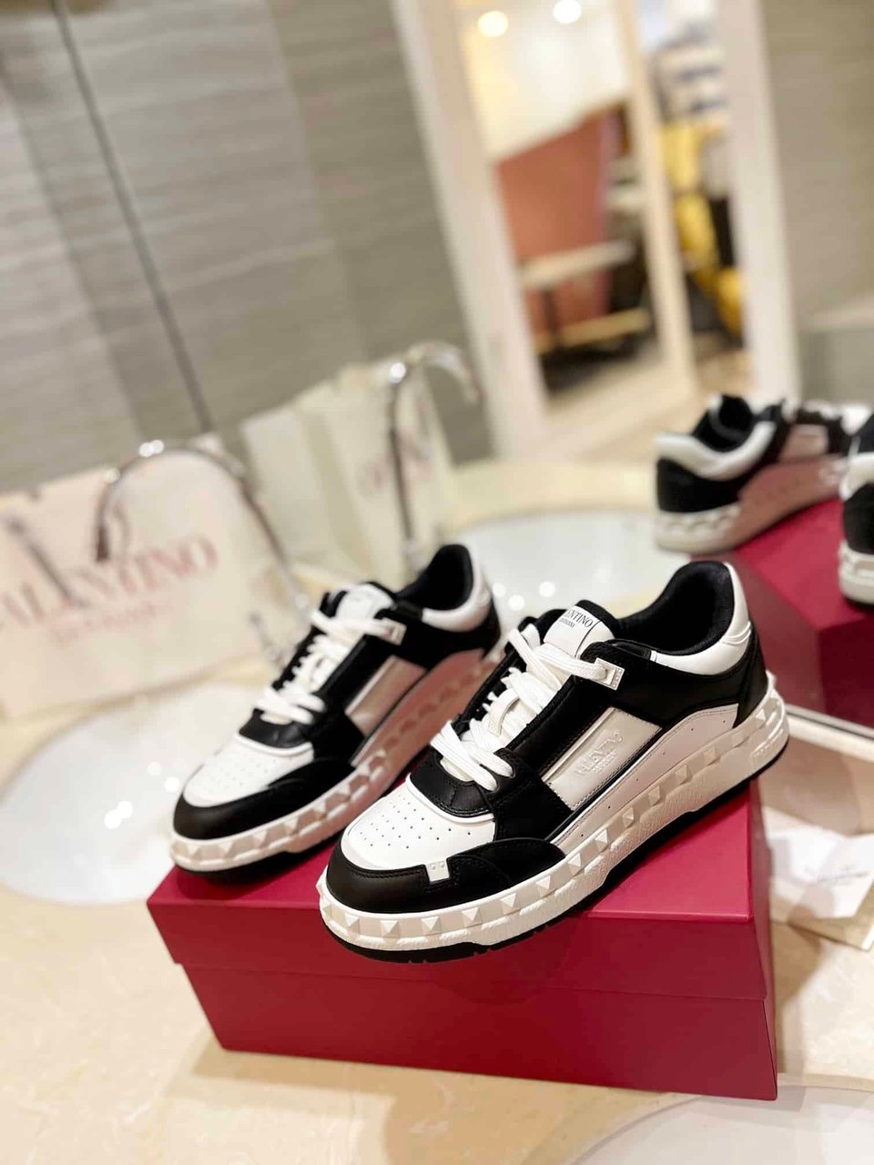 Valentino Garavani Freedots Low Top Sneaker In Calfskin Black 4Y2S0H43Rdg 0Ni view 10