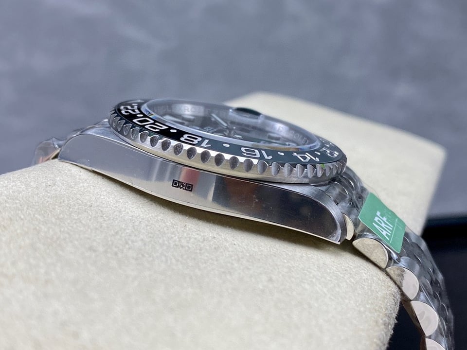 Rolex GMT-Master II 126710GRNR “Bruce Wayne” Jubilee 2024 view 5