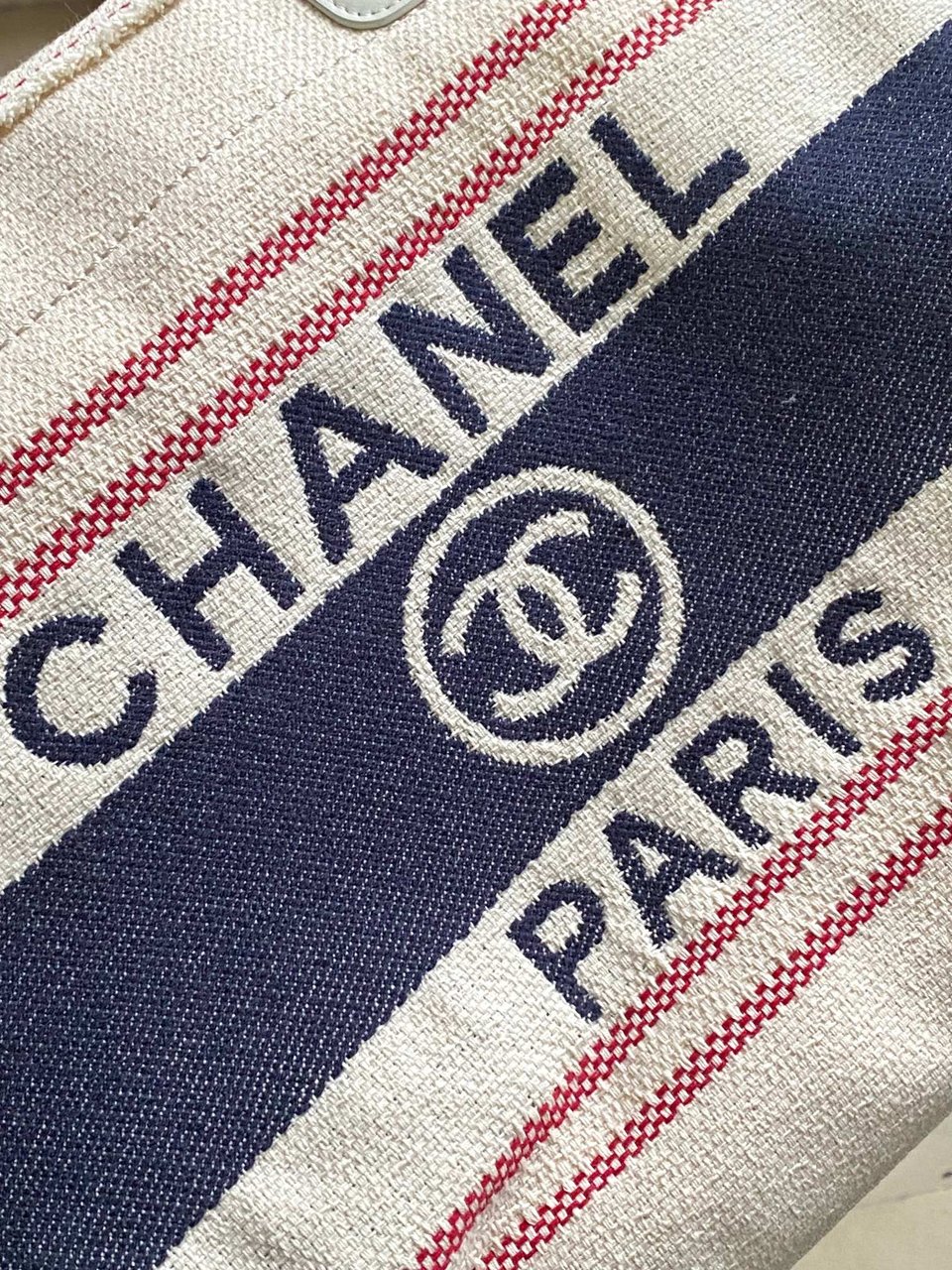 Chanel Crossbody Shopping Bag 35cm/ 13.8in White view 9