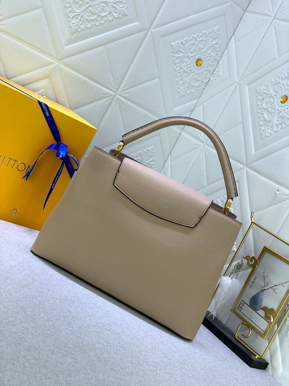 Louis Vuitton Capucines Mm Grey view 10