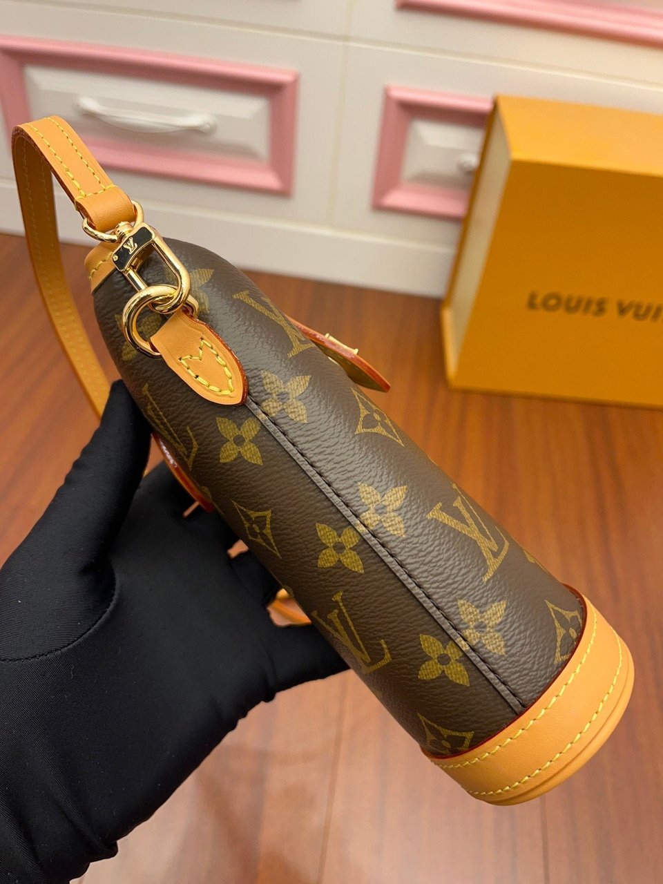 Louis Vuitton Fold Me Pouch 18Cm view 3