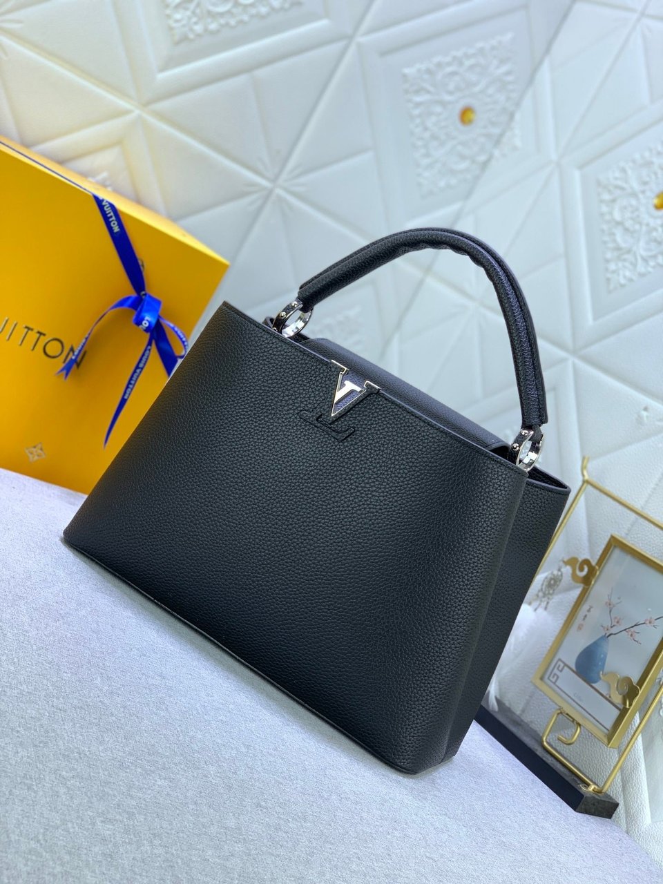 Louis Vuitton Capucines Mm Black view 4