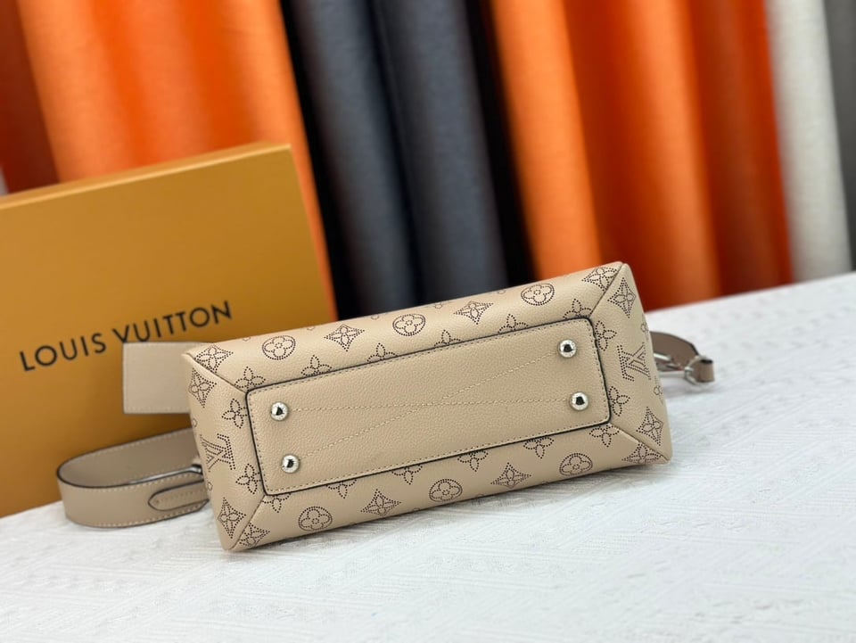 Louis Vuitton Hand It All Pm Galet 29Cm M24255 view 7