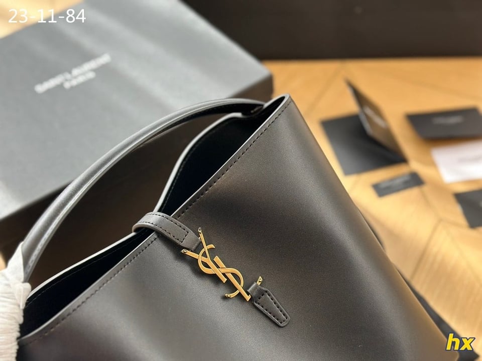 Saint Laurent Le 37 In Shiny Leather Black 25Cm view 6