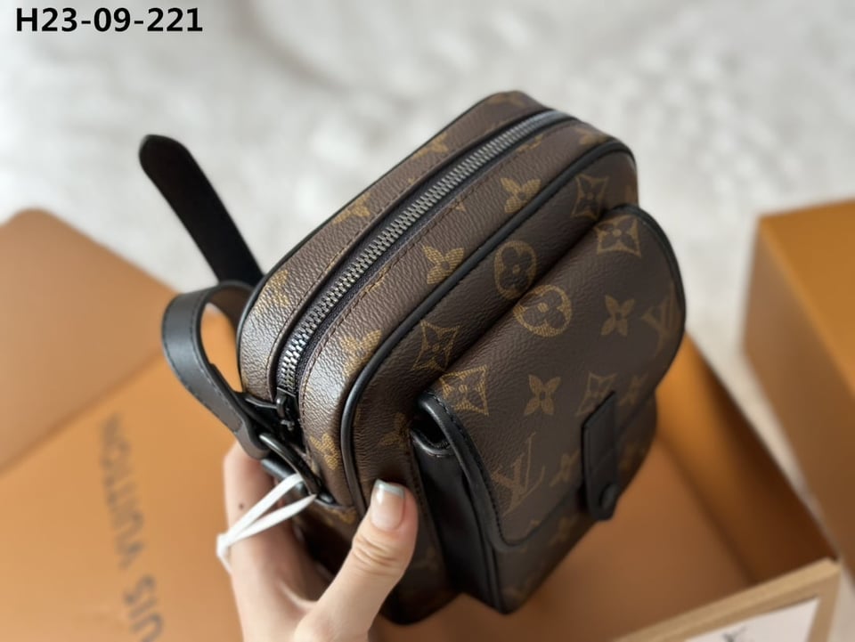 Louis Vuitton Christopher Wearable Wallet Monogram Brown 18Cm M69404 view 6