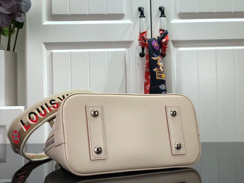 Louis Vuitton Alma Bb 23Cm view 8