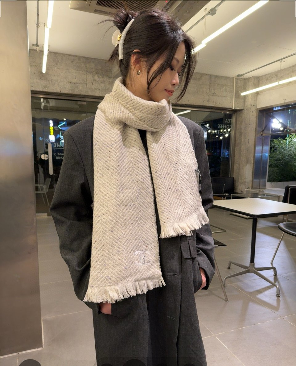 Chanel Cashmere Scarf Chevron White For Women 180cm view 7