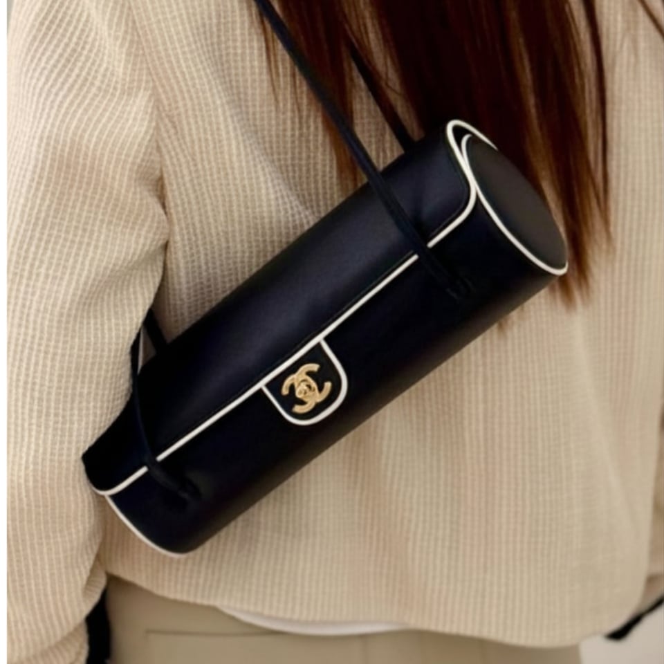 Chanel Large Bowling Bag Grained Calfskin, Sheepskin &amp; Gold-plated Metal 30cm/11.8in Black &amp; White AS6181 view 2