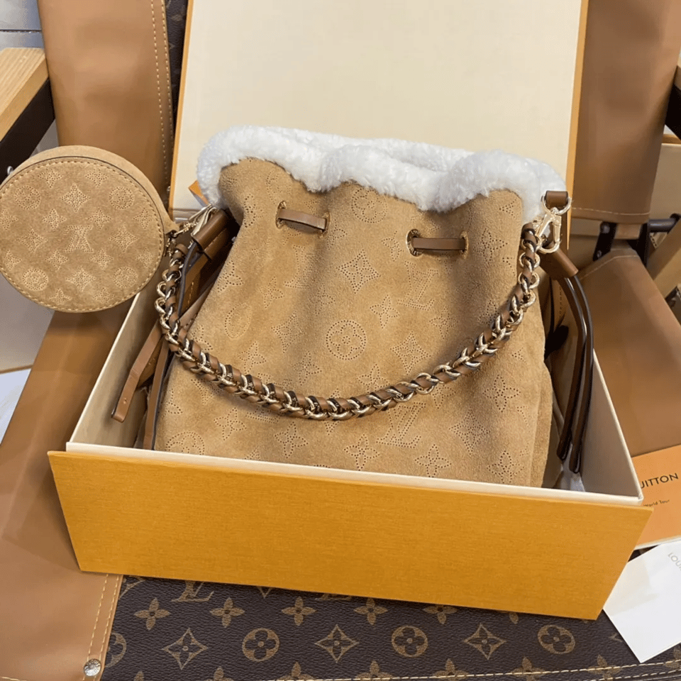 Louis Vuitton Shearling Bucket Bag 22cm/8.7in M11839 view 4