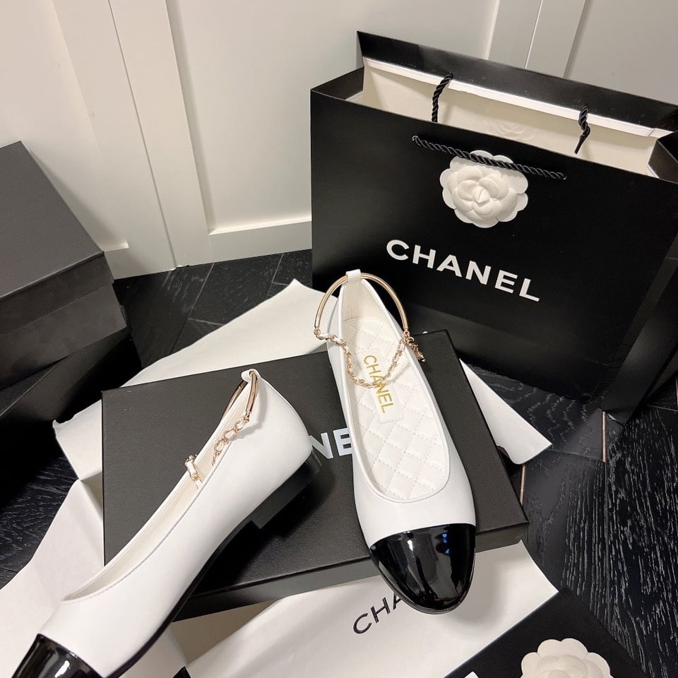 Chanel Interlocking Cc Logo Ballet Flats Black White view 8