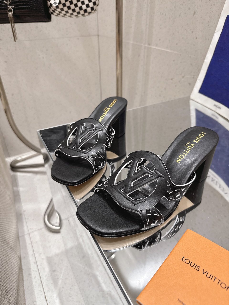 Louis Vuitton LV Isola Flat Mule Black 1AGYQN Women – 5.5cm Heel / 2.17in view 9