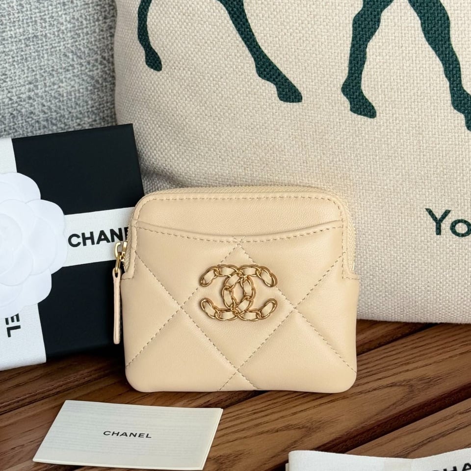 Chanel 19 Zipped Coin Purse 11Cm Cream Lambskin Gold Hardware view 2