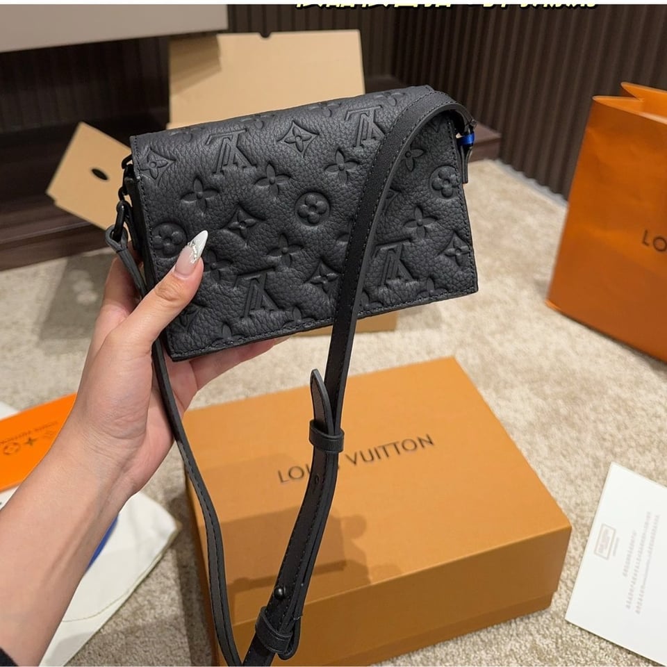 Louis Vuitton Steamer Wearable Wallet Monogram Taurillon Black 17Cm M81746 view 3