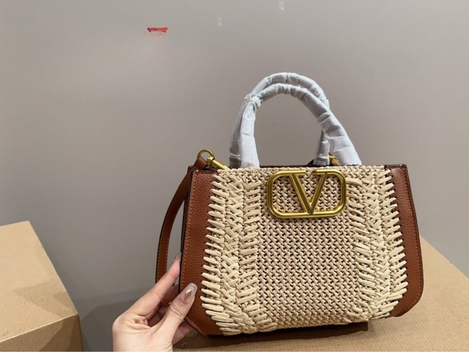 Valentino Garavani Vlogo Signature Handbag With Raffia Embroidery 22Cm view 8