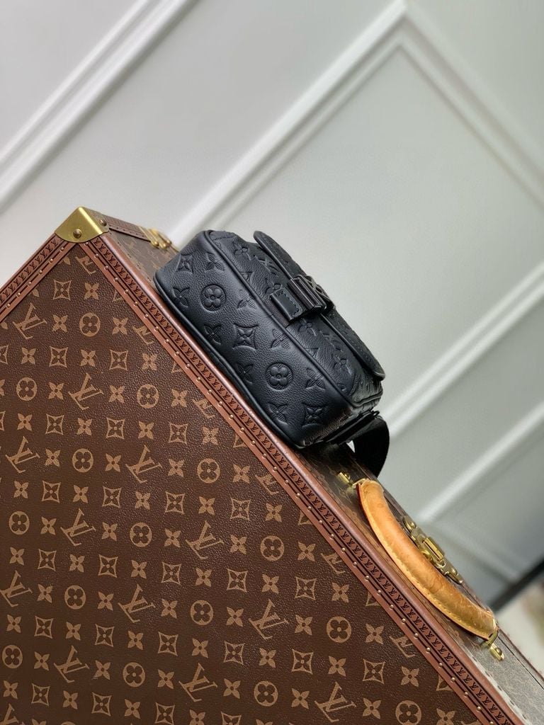 Louis Vuiiton Getaway Messenger Monogram Shadow Bag Black 20Cm view 5
