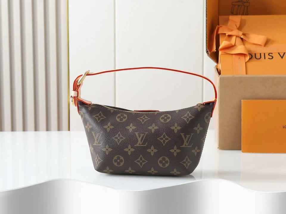 Louis Vuitton Pochette Hills Bag Monogram 18.5cm M27509 view 4