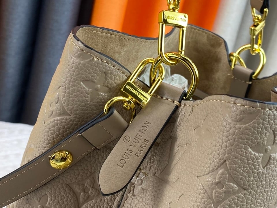 Louis Vuitton Neonoe Mm Beige 26Cm view 3