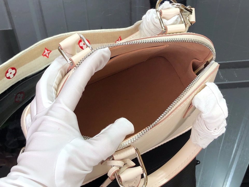 Louis Vuitton Alma Bb 23Cm view 3
