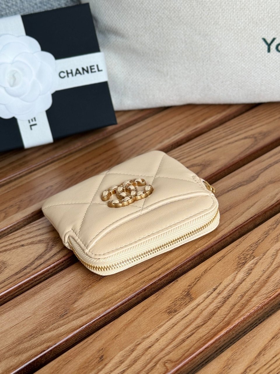 Chanel 19 Zipped Coin Purse 11Cm Cream Lambskin Gold Hardware view 7