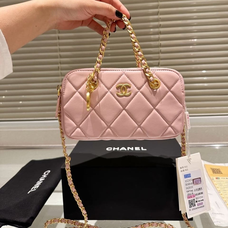 Chanel Matelasse Flap Bag With Chain Pink 20Cm/7.9in view 3