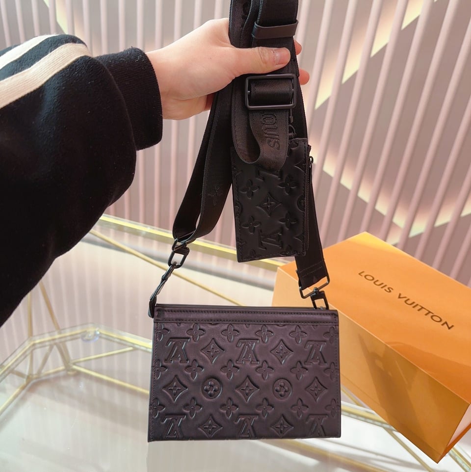 Louis Vuitton Gaston Wearable Black 22Cm M81115 view 5