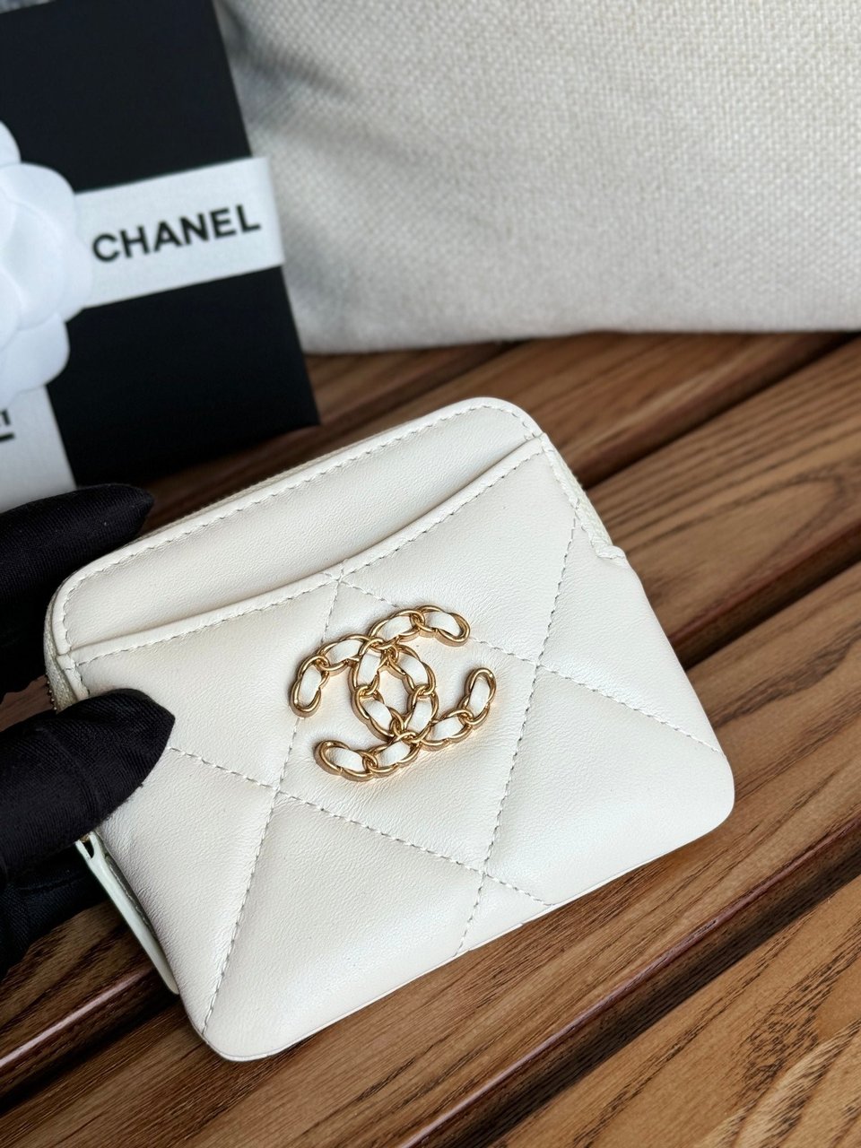 Chanel 19 Zipped Coin Purse 11Cm White Lambskin Gold Hardware view 7