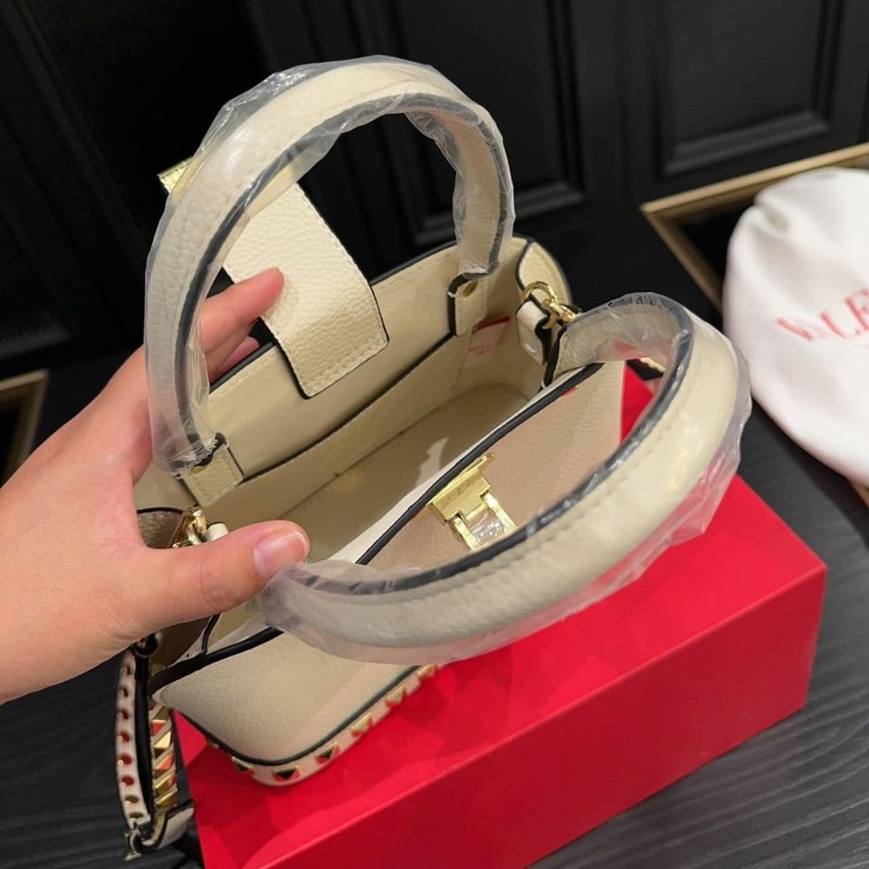 Valentino Garavani Rockstud Handbag In Grainy White 21Cm view 9