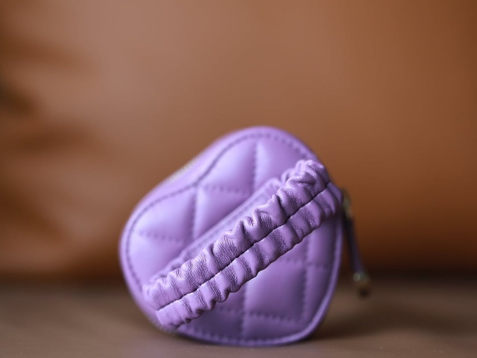 Chanel Heart Coin Purse 8.5 Purple Calfskin view 8