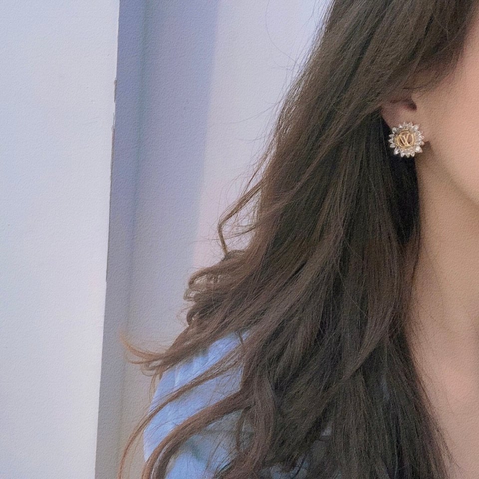 Louis Vuitton Sunburst Crystal Earrings Gold view 4
