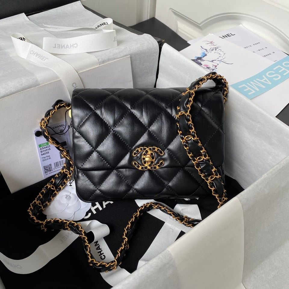 Chanel 23K 13,5Cm Black Calfskin Gold Hardware view 2