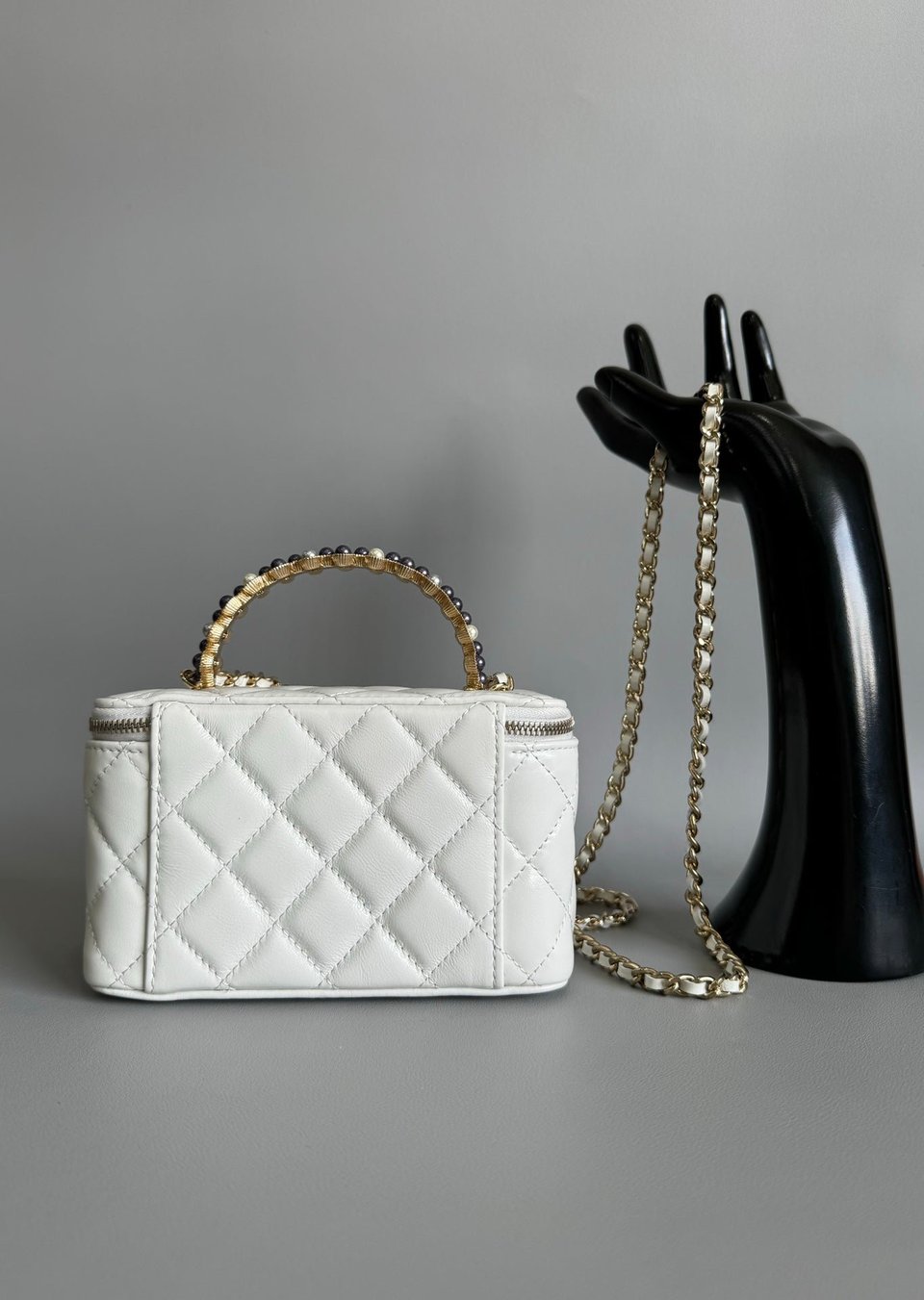 Chanel Vanity Case Pearl 17Cm White Lambskin Gold Hardware view 3