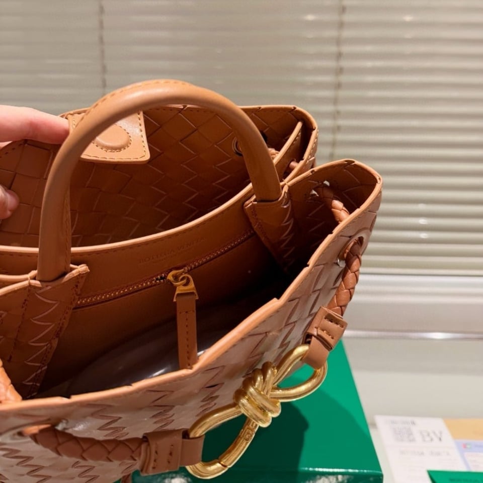Bottega Veneta Small Andiamo Bag In Cognac 25Cm view 4
