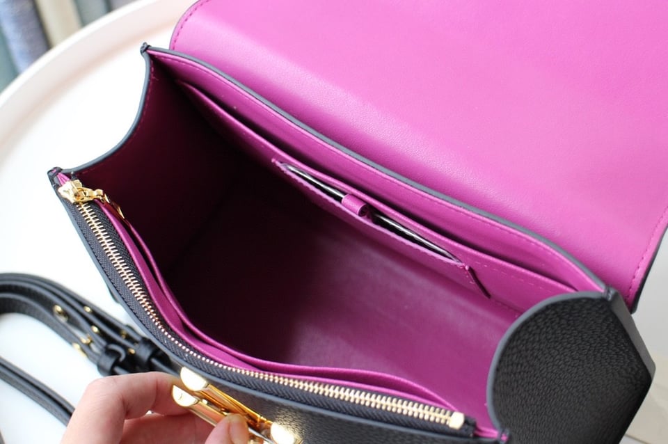 Louis Vuitton Twist One Handle Pm 25Cm Black view 8