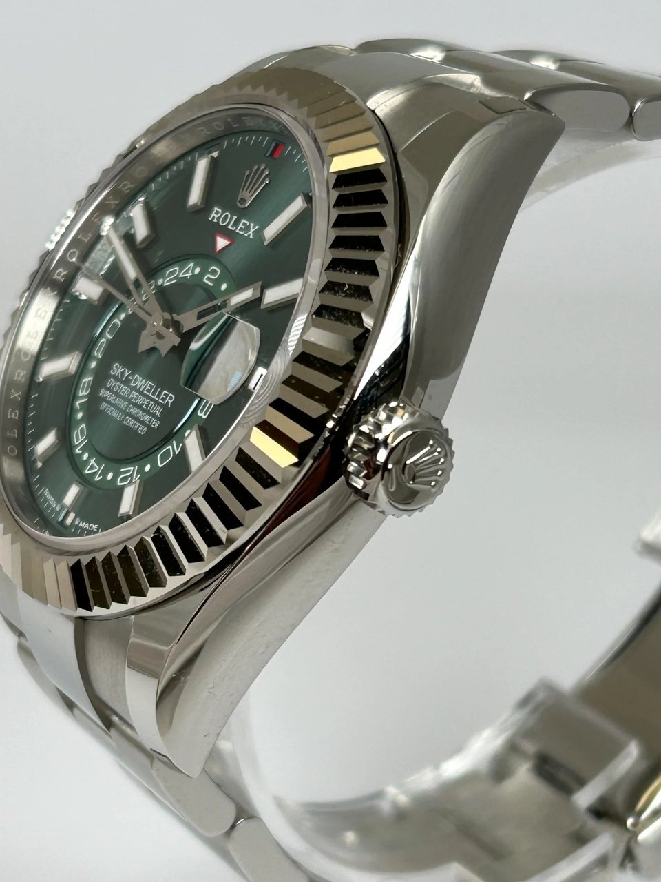 Rolex Sky-Dweller 42 mm Mint green Dial 336934 Oyster view 5