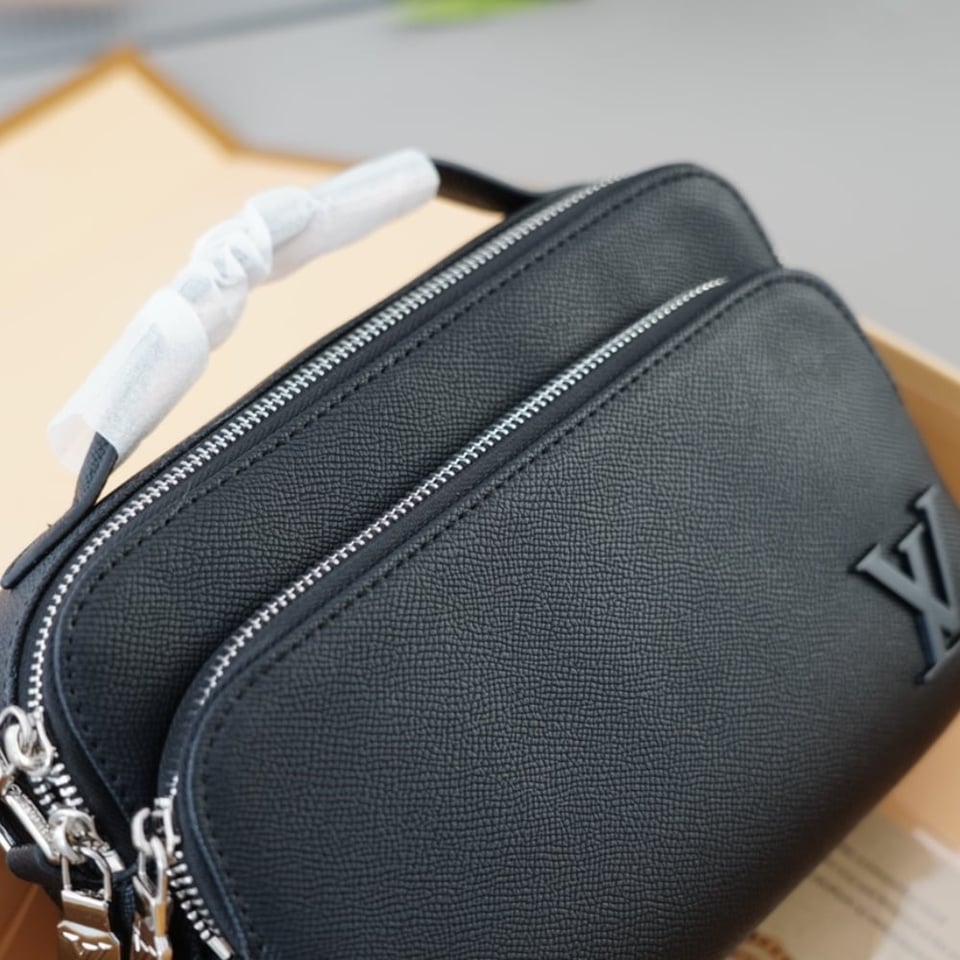 Louis Vuitton Avenue Messenger Bag Black 23Cm M11657 view 6