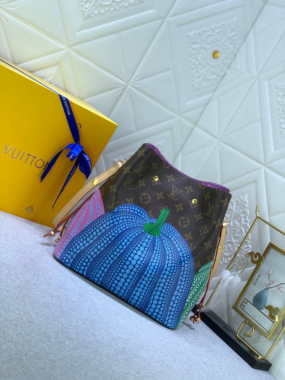 Louis Vuitton X Yayoi Kusam Neonoe Mm 26Cm M46473 view 4
