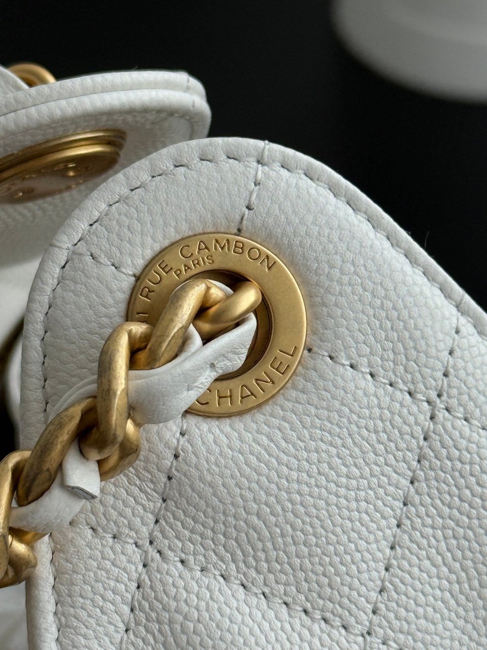 Chanel Spring-Summer 2025 Handbag Grained Calfskin &amp; Gold-Tone Metal White 30Cm/ 11.8In view 4