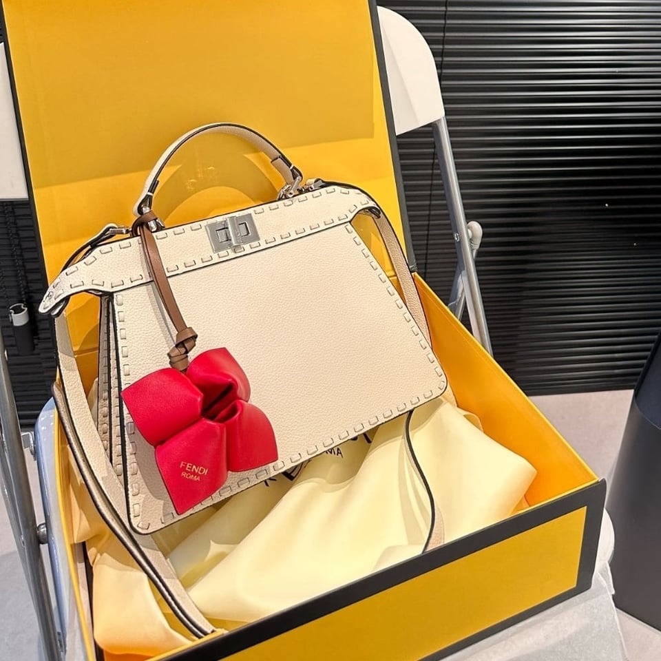 Fendi Peekaboo Iseeu Petite Selleria Bag Beige 27Cm view 3
