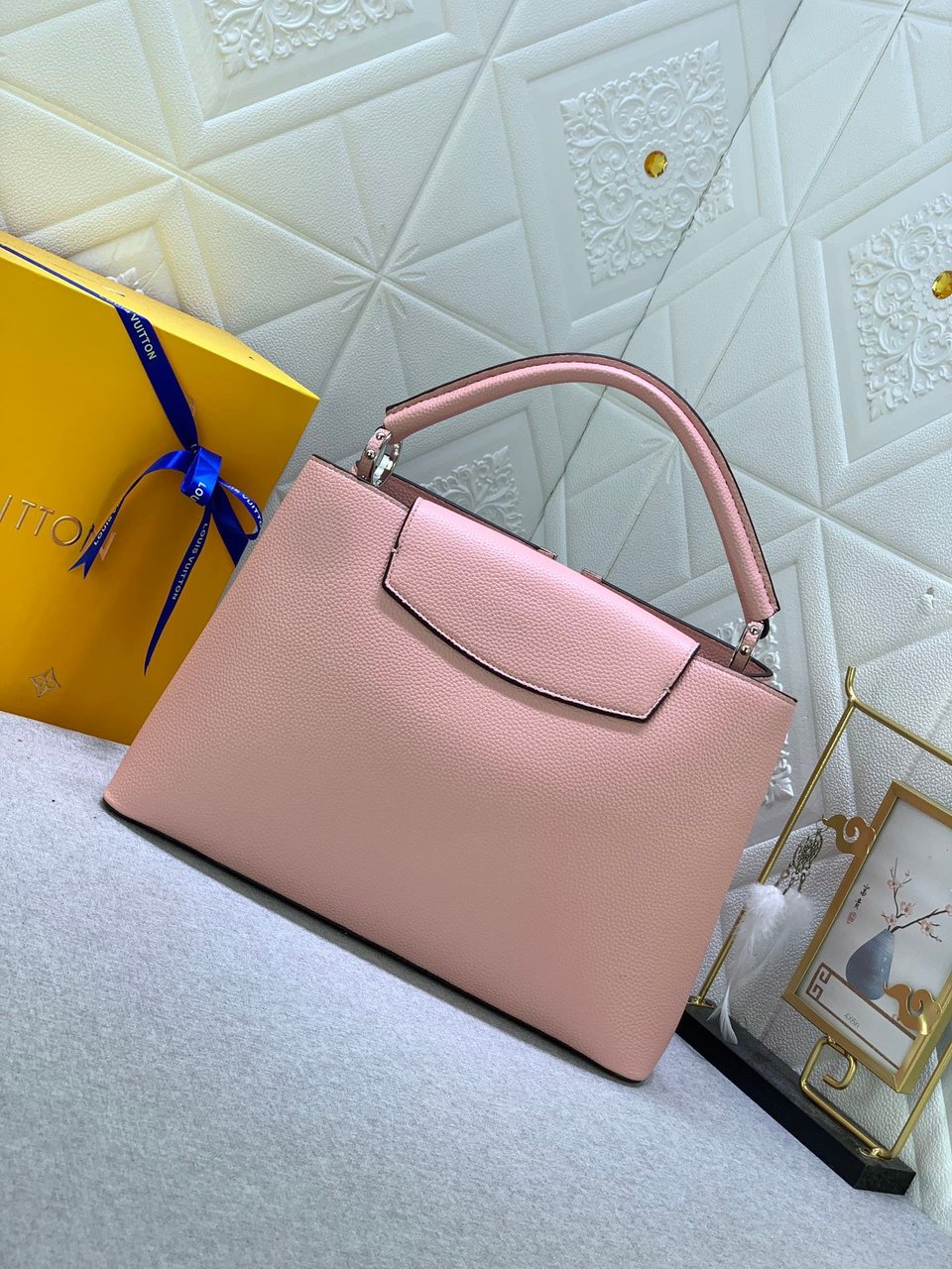 Louis Vuitton Capucines Mm Pink view 3