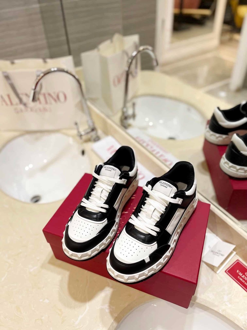 Valentino Garavani Freedots Low Top Sneaker In Calfskin Black 4Y2S0H43Rdg 0Ni view 9