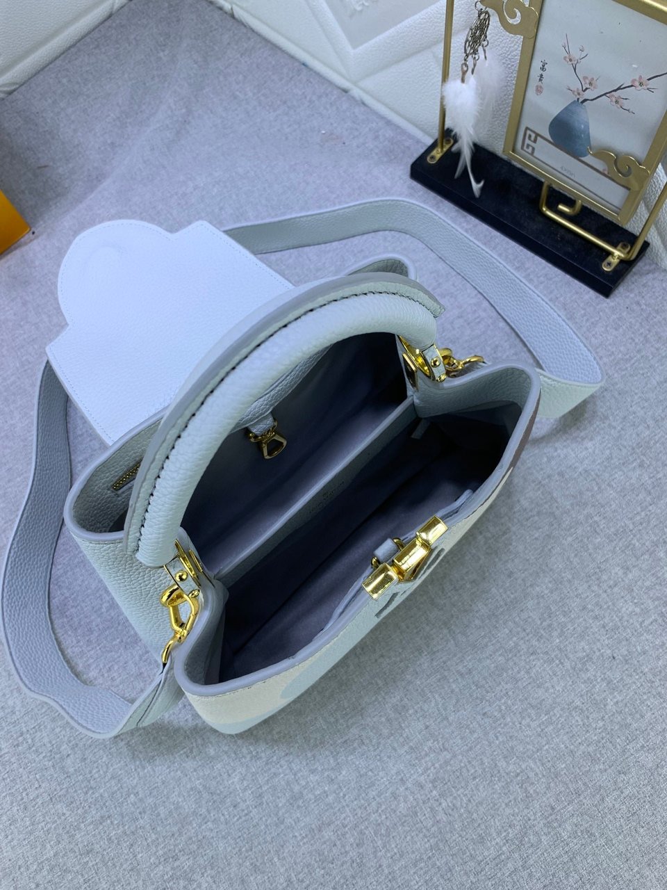 Louis Vuitton Capucines Ice Age White 27Cm view 10