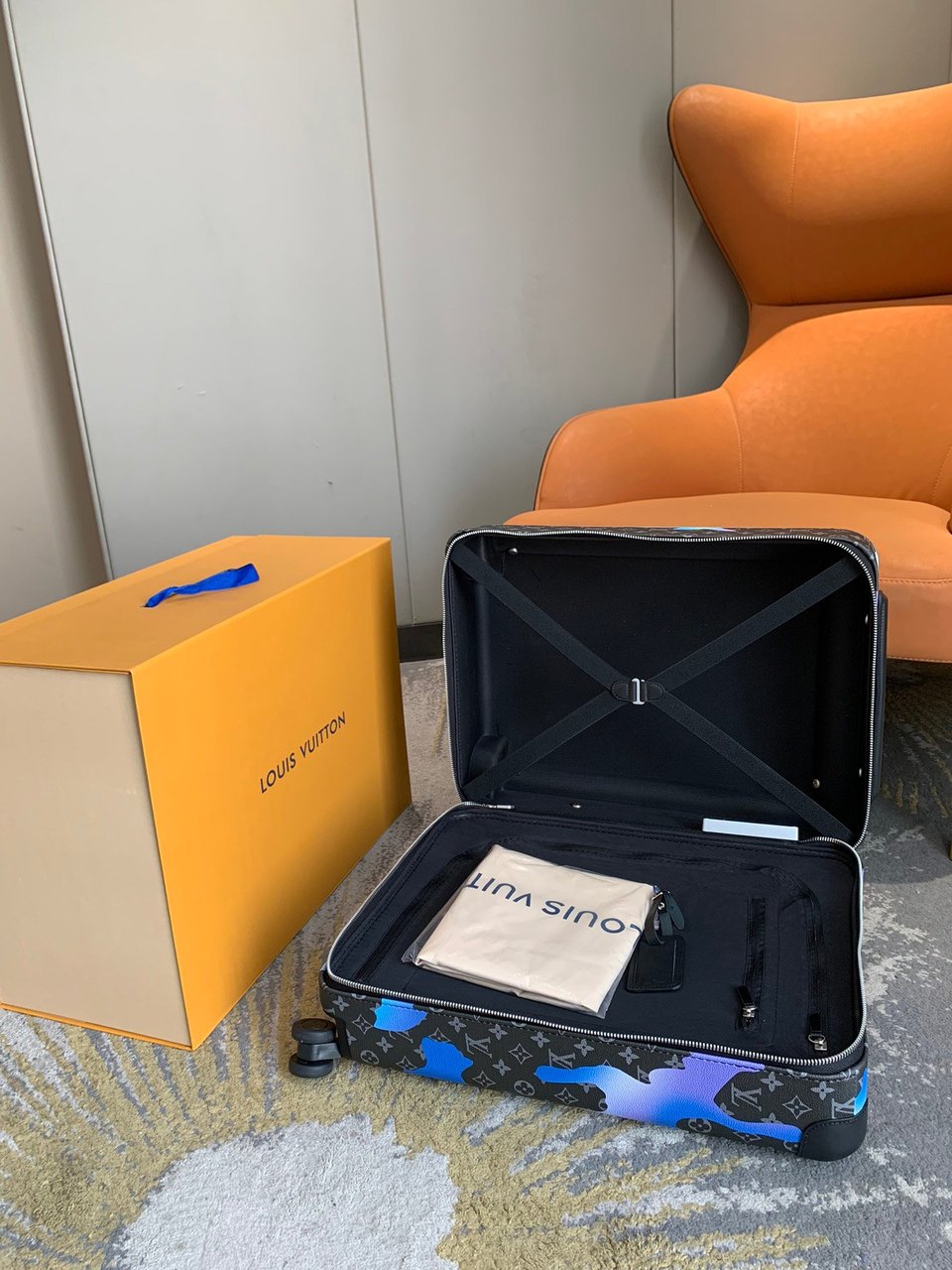 Louis Vuitton Horizon 55cm Monogram Eclipse Sunrise Room view 6