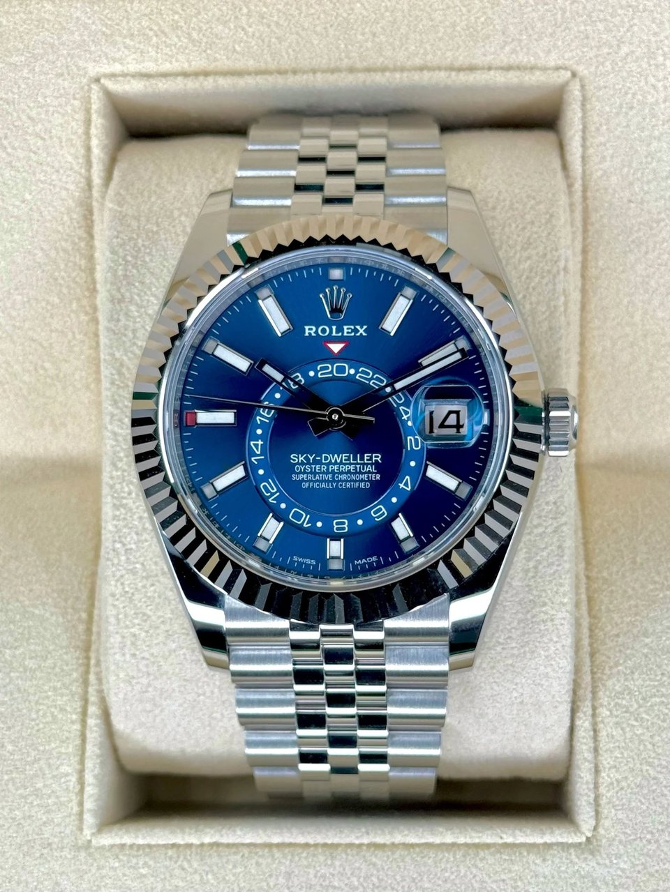 Rolex Sky-Dweller 41 mm Bright blue Dial 336934 Jubilee view 3