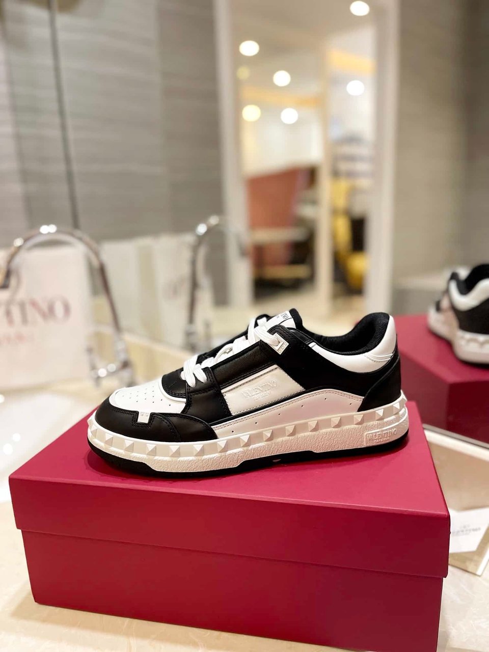 Valentino Garavani Freedots Low Top Sneaker In Calfskin Black 4Y2S0H43Rdg 0Ni view 8