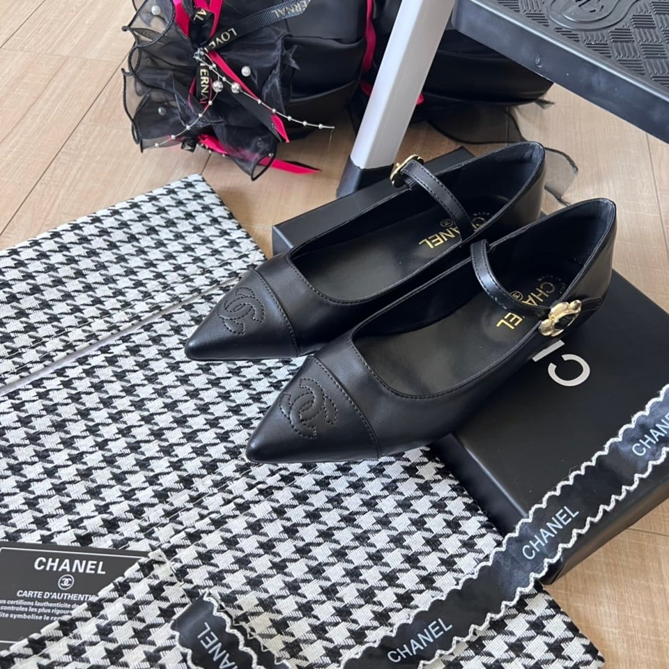 Chanel Pointed Toe Doll Shoes With Gold Flower In Black view 4