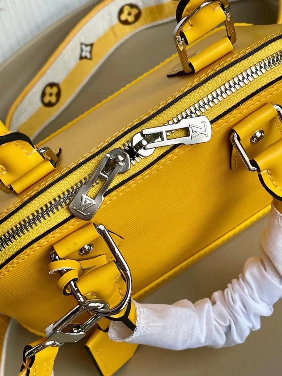 Louis Vuitton Alma Bb 23Cm Sunflower Yellow view 10