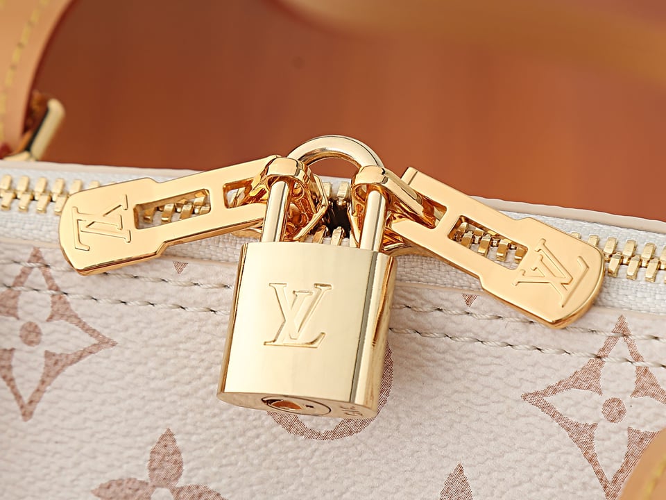 Louis Vuitton Squire East-West Monogram Dune 29cm M2A457 view 7