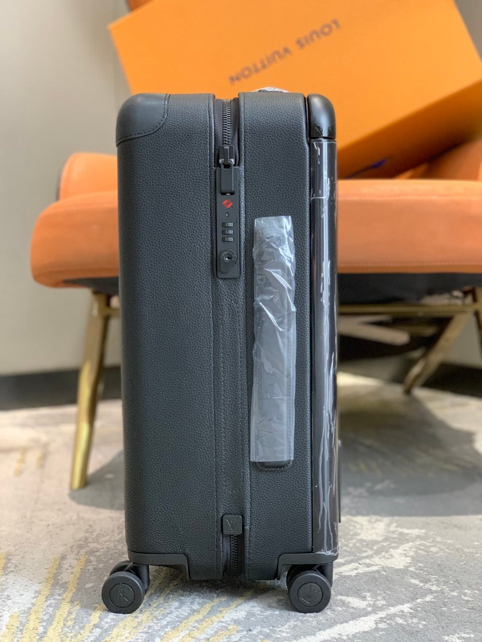 Louis Vuitton Horizon 55 Suitcase Grained Leather Black 55Cm M10240 view 9