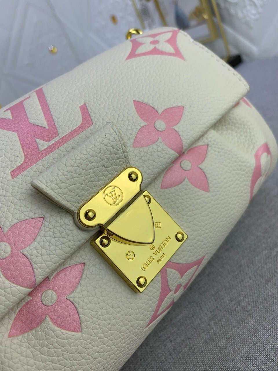 Louis Vuitton Favourite Bag Cream Beige 24Cm view 10