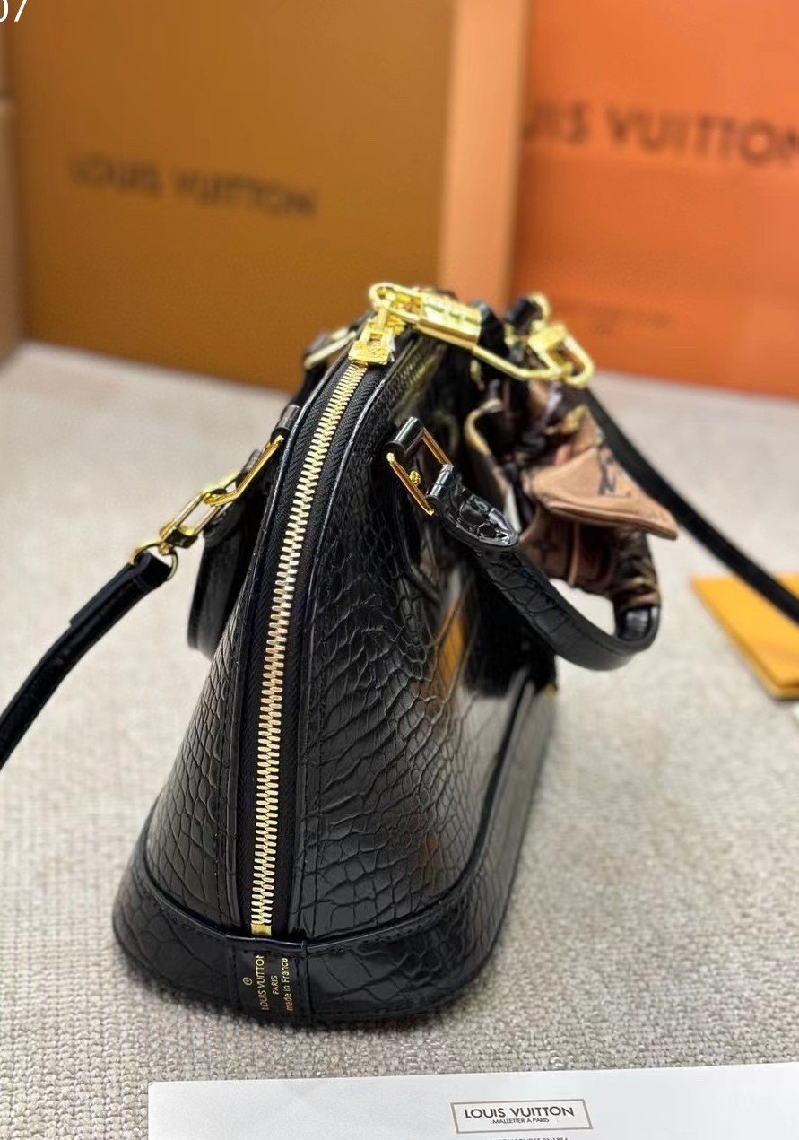 Louis Vuitton Neo Alma Bb Black 24Cm view 5